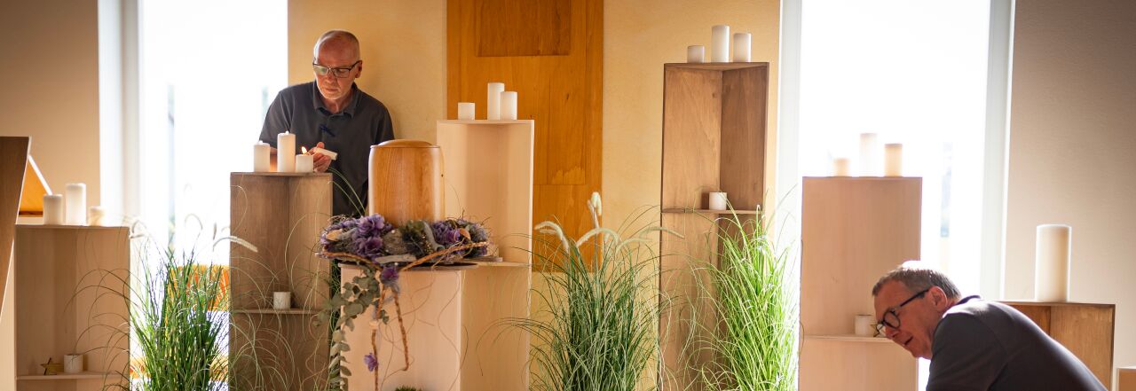 Trauerhalle vorbereiten